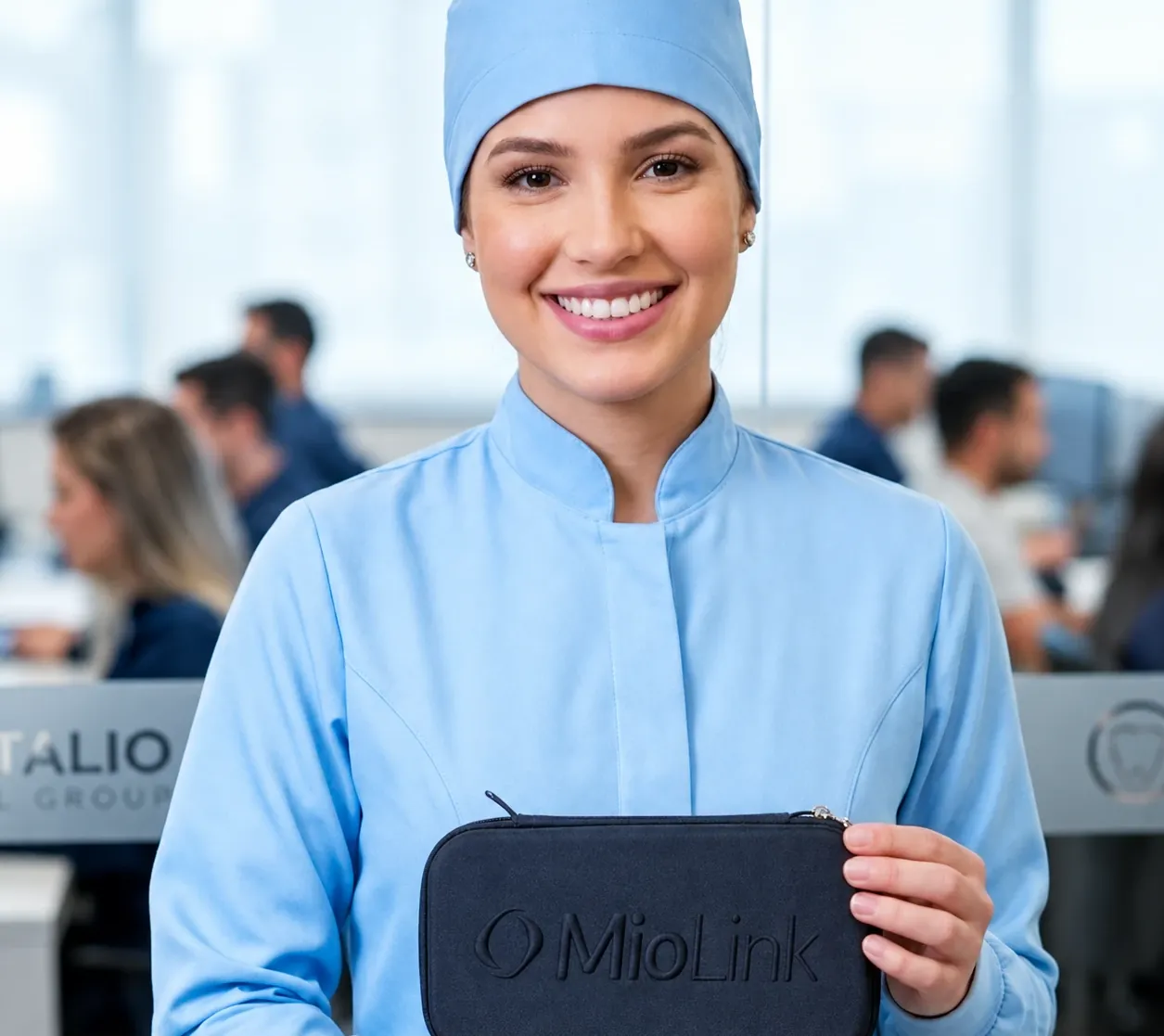 Especialista segurando estojo do MioLink em clínica odontológica