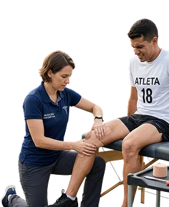 Fisioterapeuta avaliando o joelho de um atleta em consultório