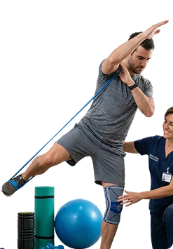 Paciente em exercício de reabilitação acompanhado por profissional de saúde