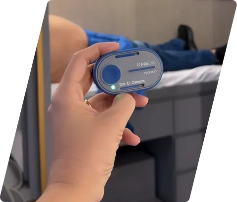 Dispositivo Miotec sendo utilizado em atendimento clínico