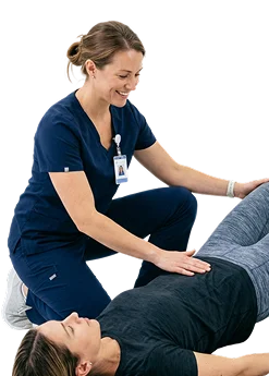 Profissional conduzindo reabilitação do assoalho pélvico
