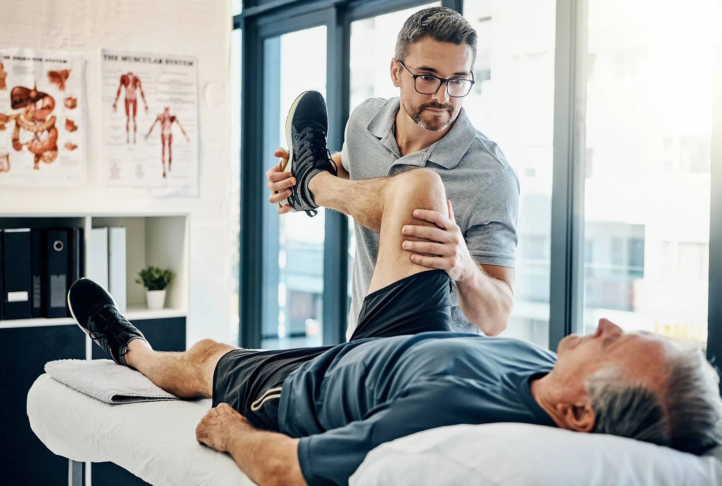 Qual é o papel da fisioterapia no tratamento da esclerose múltipla?